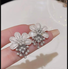 Blooming Elegance: ZJX-162 Korean Flower Pearl Earrings