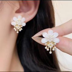 Blooming Elegance: ZJX-162 Korean Flower Pearl Earrings